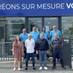 entreprise fenetre d'anjou equipe wizeo fermetures devant la boutique