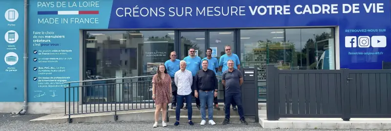 entreprise fenetre d'anjou equipe wizeo fermetures devant la boutique