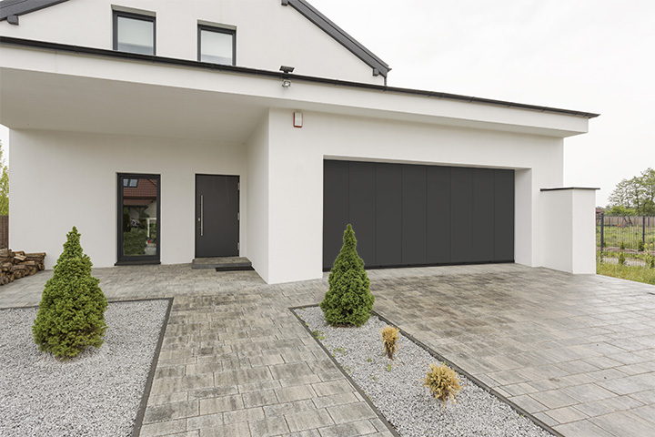 Porte de garage sectionnelle, sur une maison, wizeo fermetures, modèle caraibe