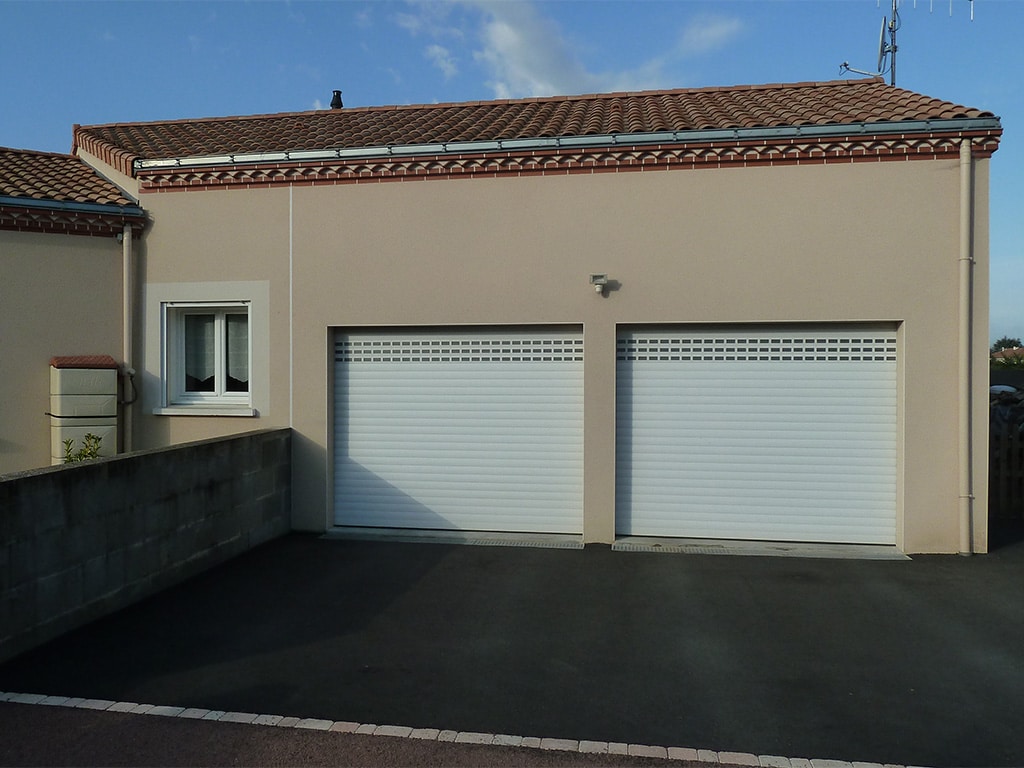 Porte de garage à lames blanche enroulable, avec hublots, wizeo fermetures réalisations